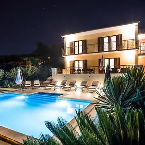 split-villa-for-12-with-private-heated-pool.splithotels.org/